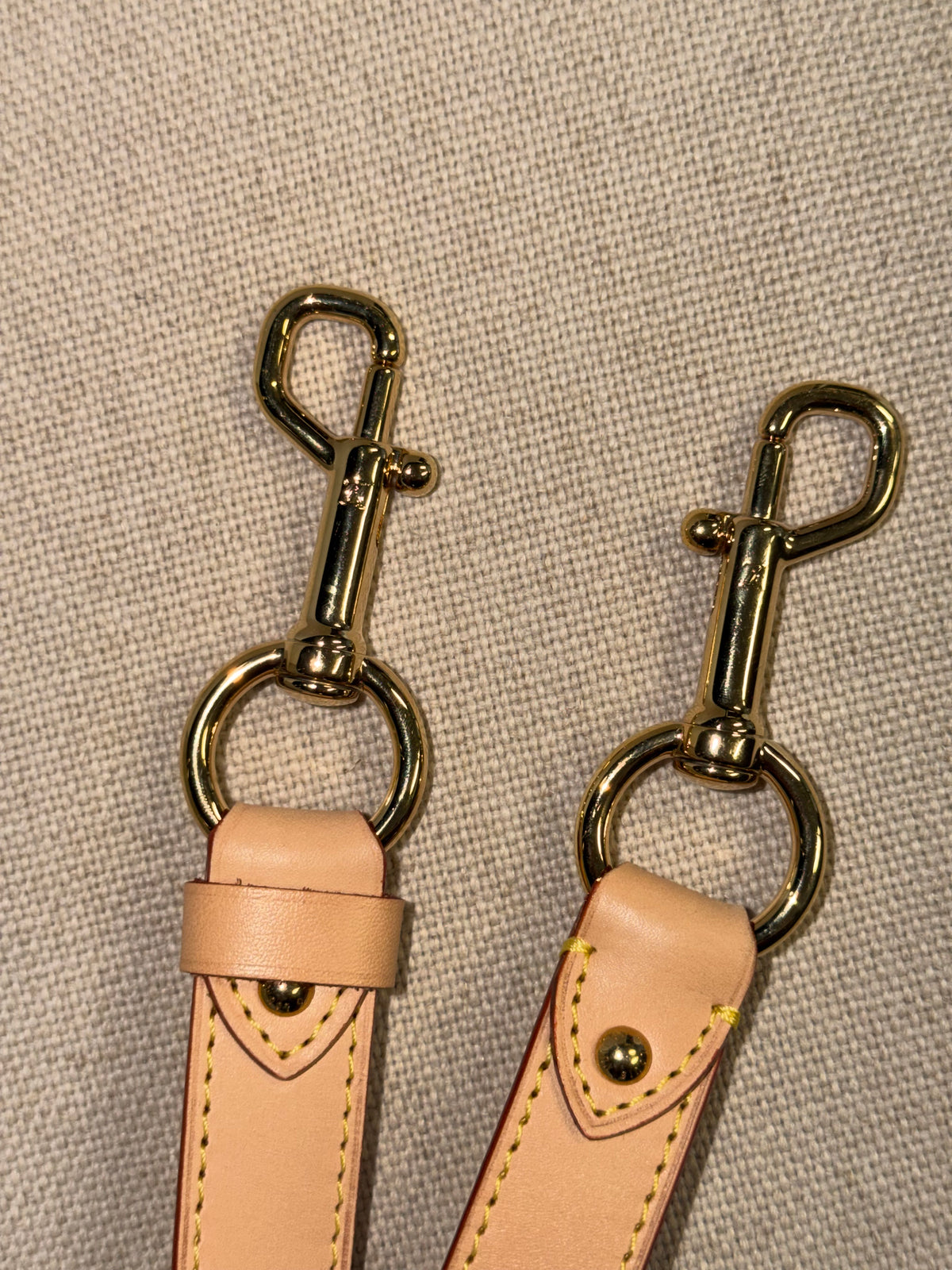 Louis Vuitton – Tracolla regolabile in vacchetta naturale