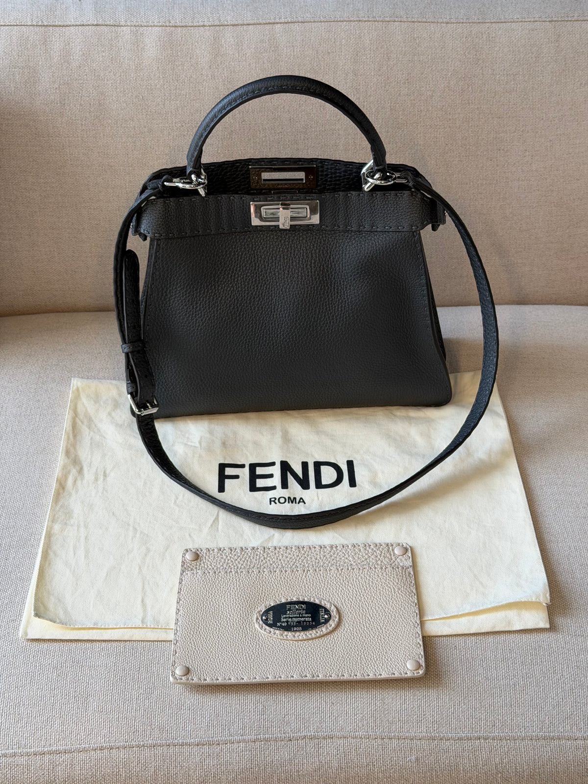 Fendi Peekaboo Medium Selleria – Borsa in pelle grigio scuro