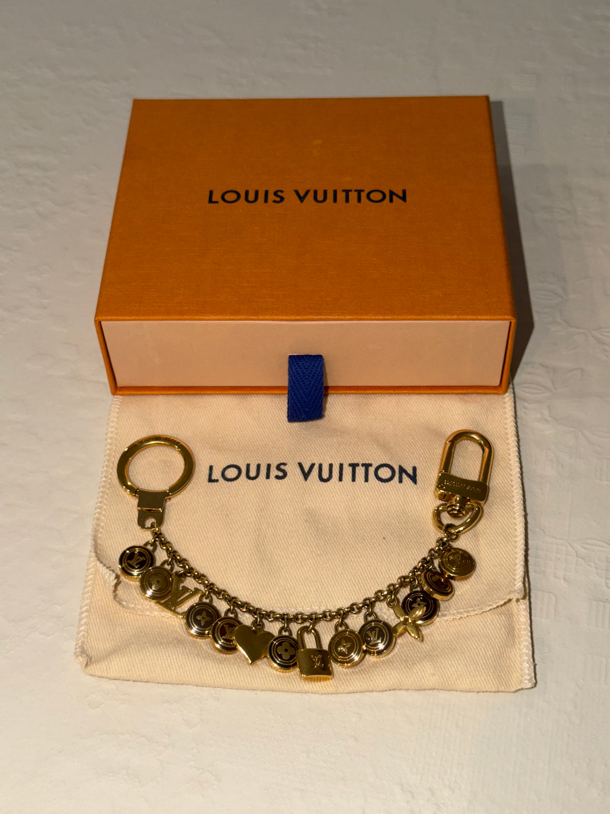 Louis Vuitton – Charm da borsa e portachiavi con pendenti dorati