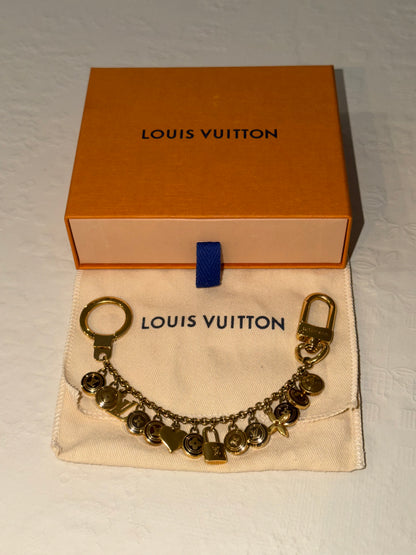 Louis Vuitton – Charm da borsa e portachiavi con pendenti dorati