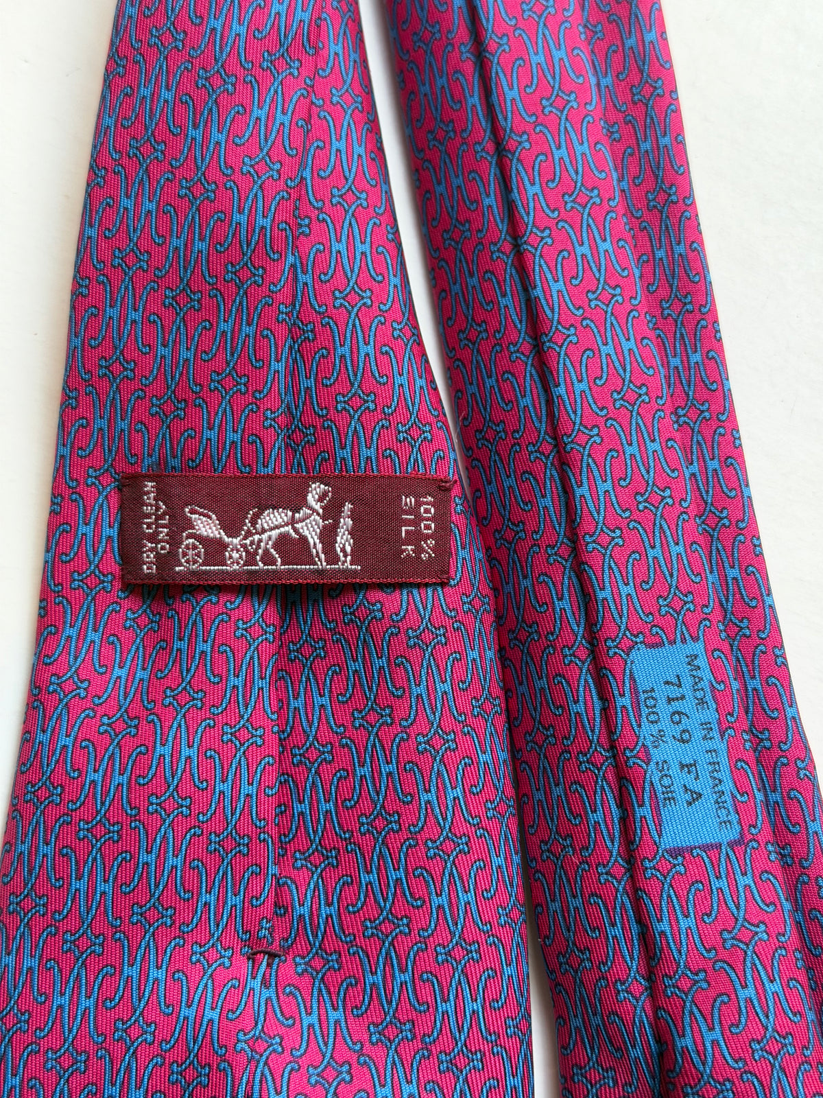 Hermès – Cravatta in seta fucsia e azzurra con motivo H