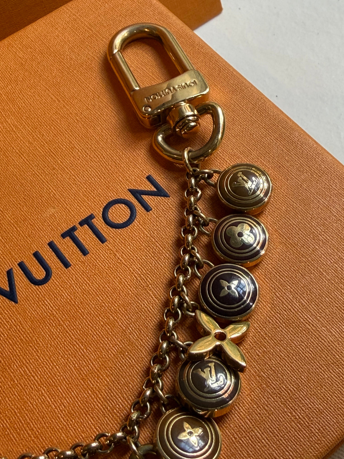 Louis Vuitton – Charm da borsa e portachiavi con pendenti dorati