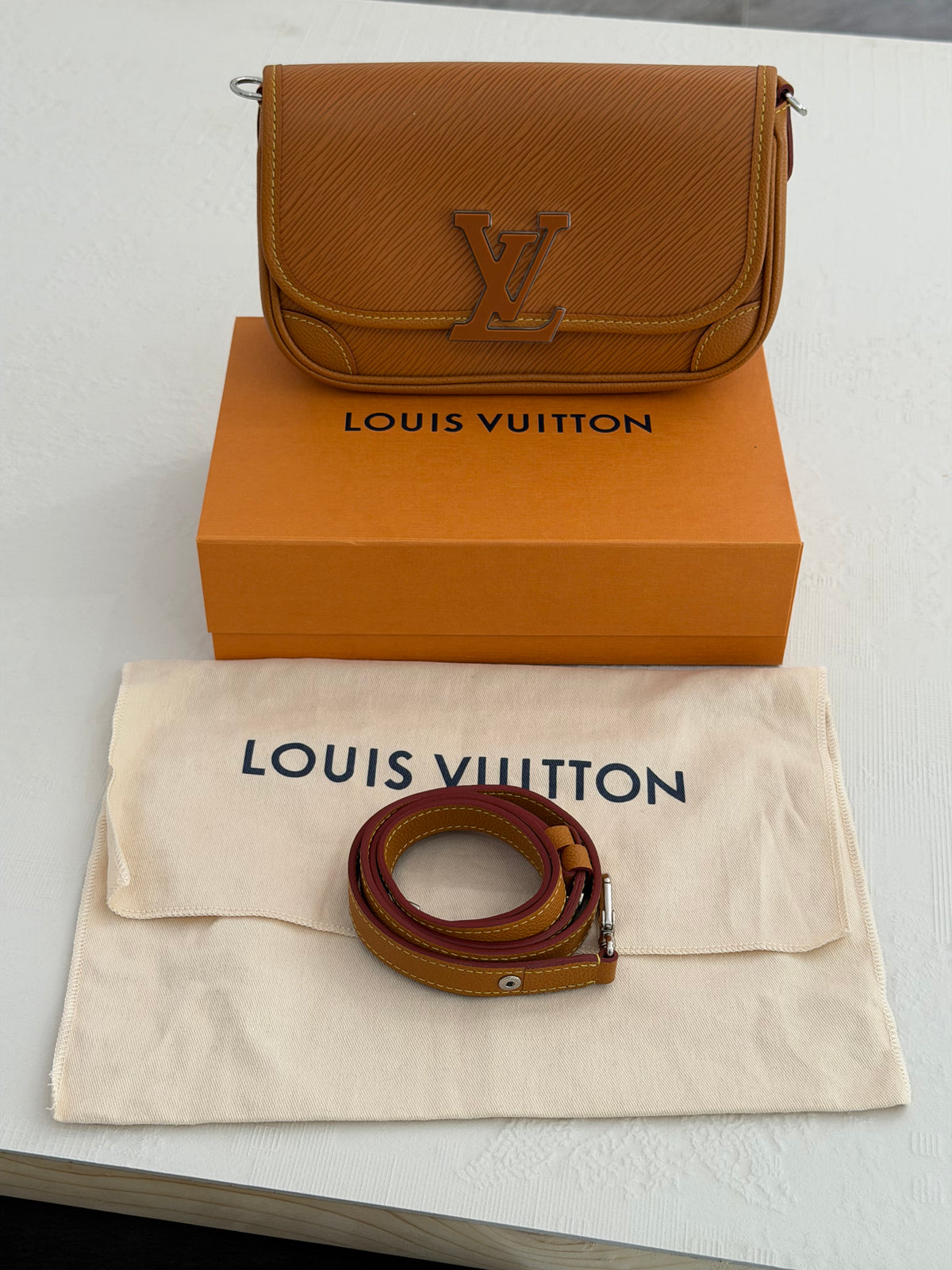 Louis Vuitton Buci – Borsa a tracolla in pelle Epi cognac