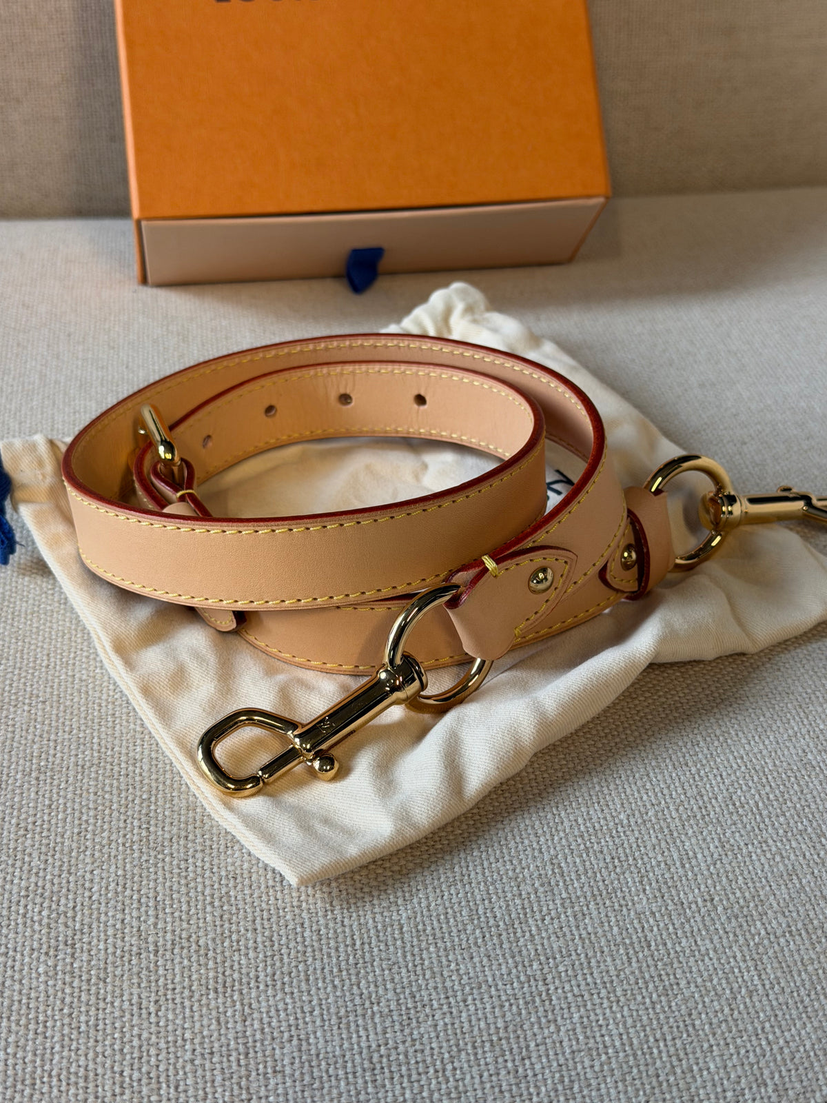 Louis Vuitton – Tracolla regolabile in vacchetta naturale