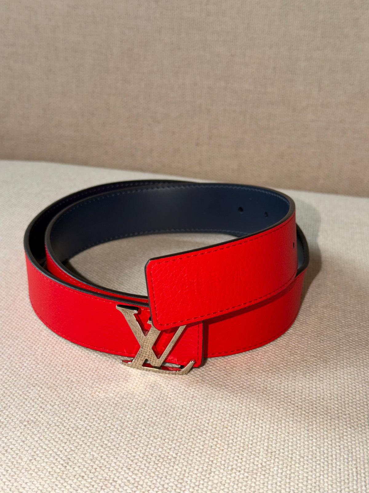 Louis Vuitton LV Initiales – Cintura reversibile rossa e blu navy