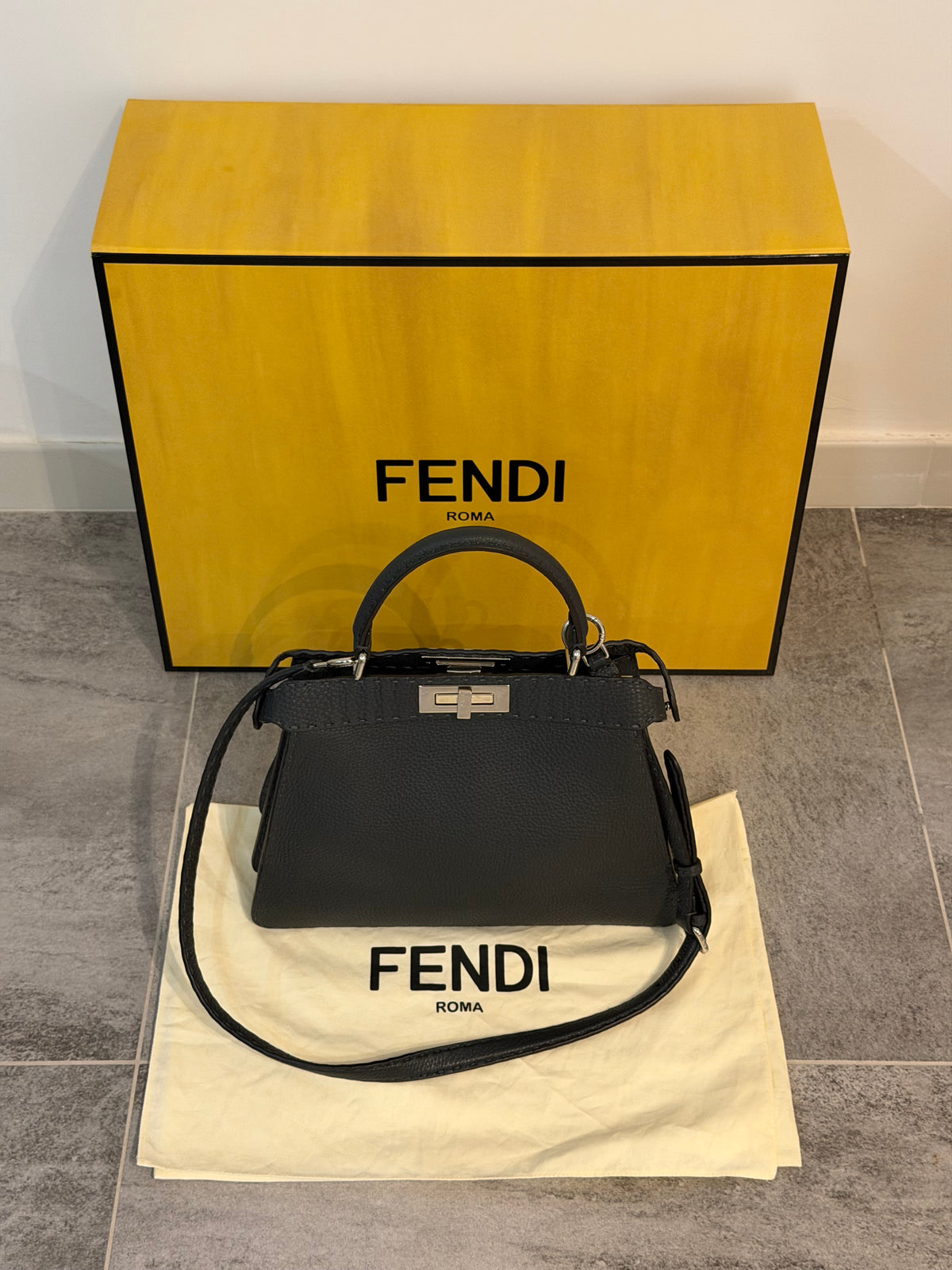 Fendi Peekaboo Medium Selleria – Borsa in pelle grigio scuro
