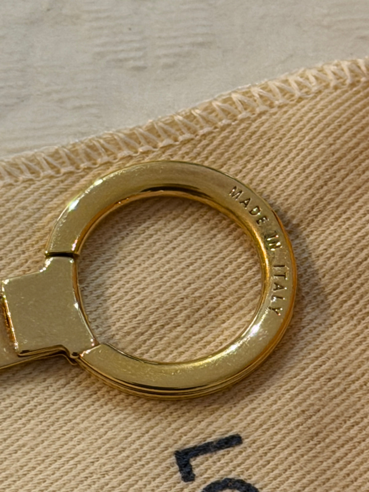 Louis Vuitton – Charm da borsa e portachiavi con pendenti dorati