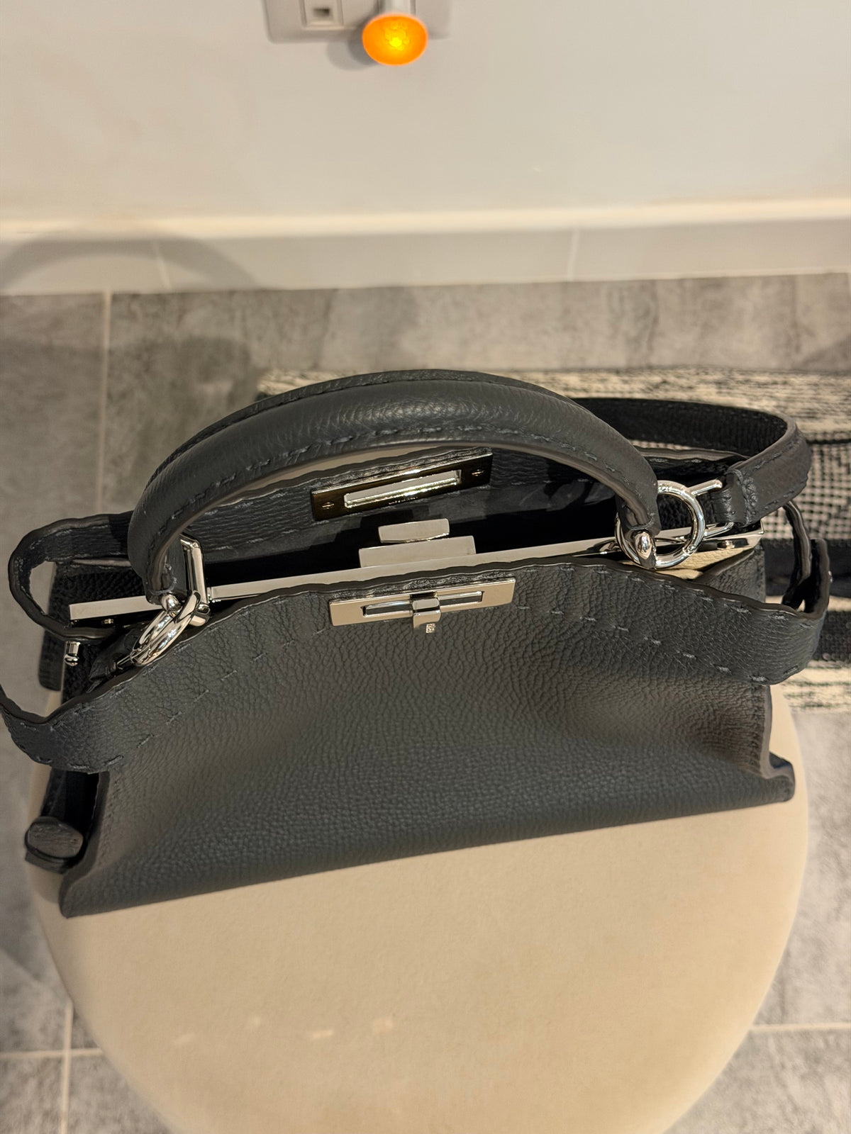 Fendi Peekaboo Medium Selleria – Borsa in pelle grigio scuro