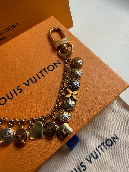 Louis Vuitton – Charm da borsa e portachiavi con pendenti dorati