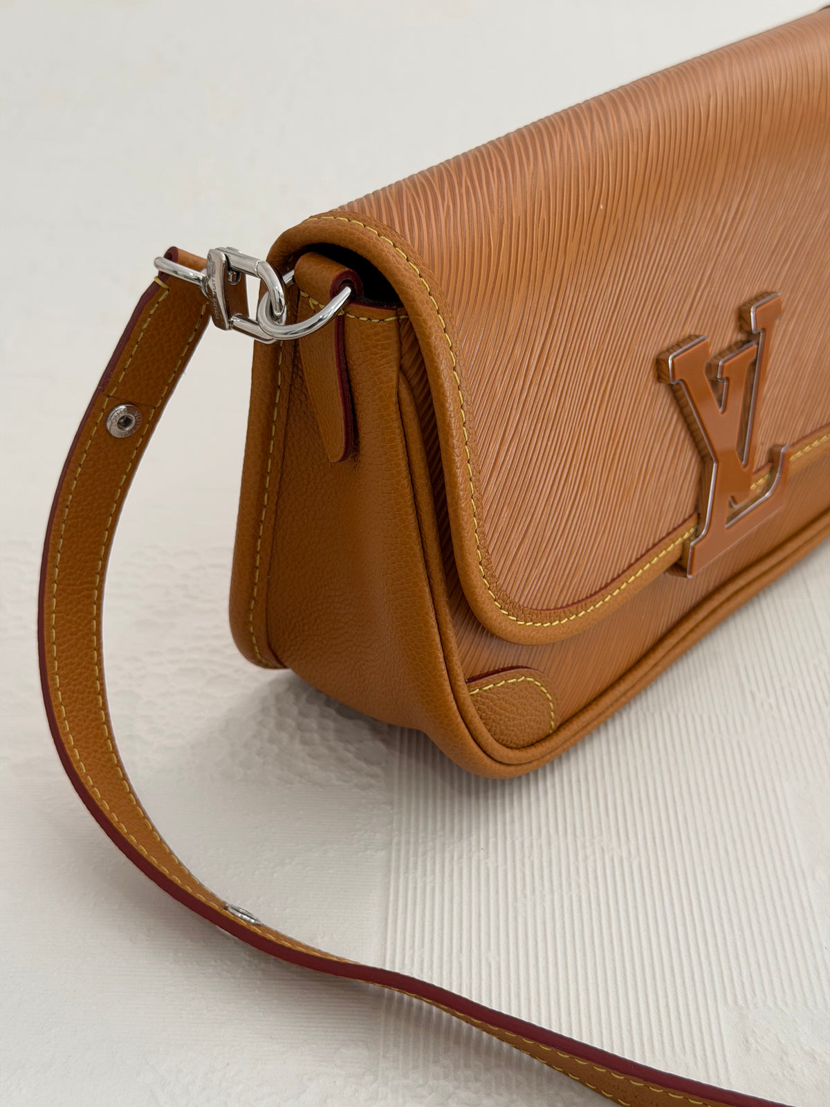 Louis Vuitton Buci – Borsa a tracolla in pelle Epi cognac