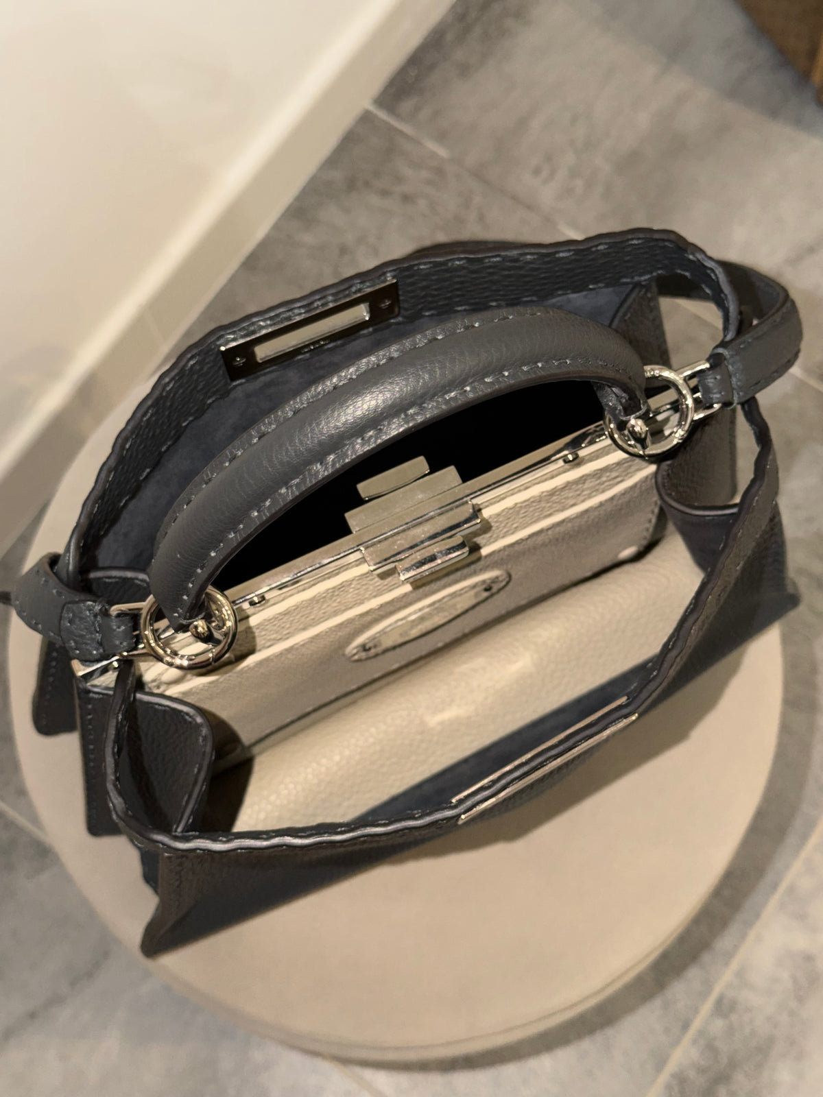 Fendi Peekaboo Medium Selleria – Borsa in pelle grigio scuro