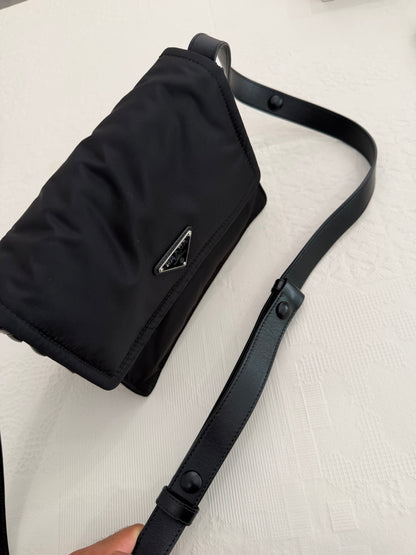 Prada Traveller Small – Borsa a tracolla in Re-Nylon nero