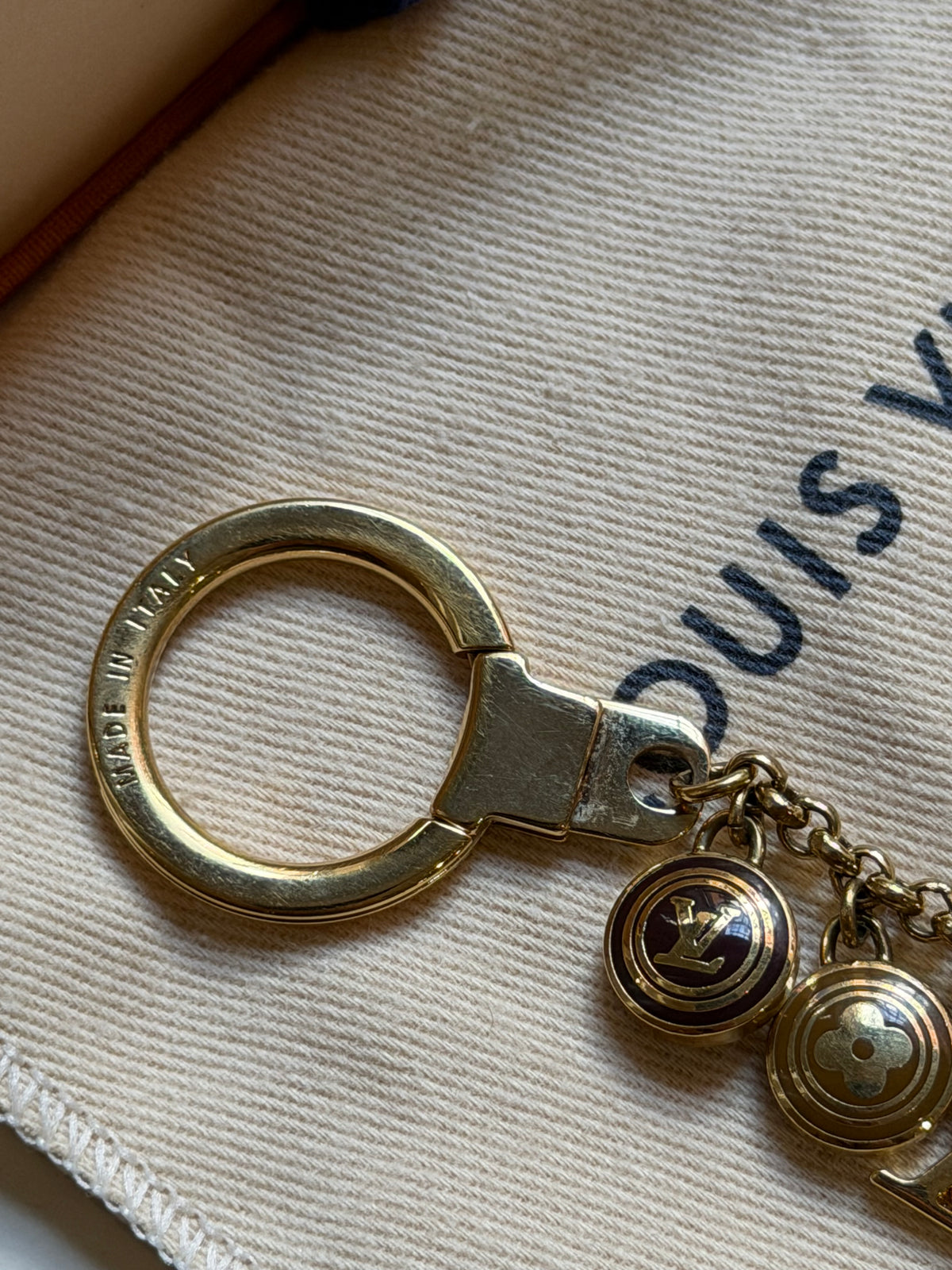 Louis Vuitton – Charm da borsa e portachiavi con pendenti dorati