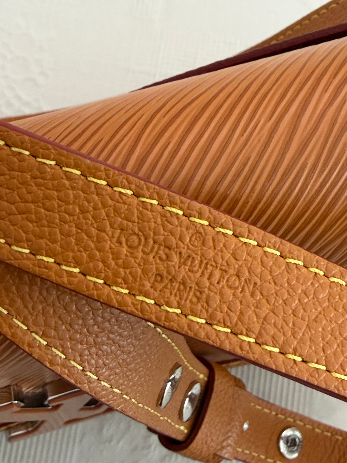 Louis Vuitton Buci – Borsa a tracolla in pelle Epi cognac