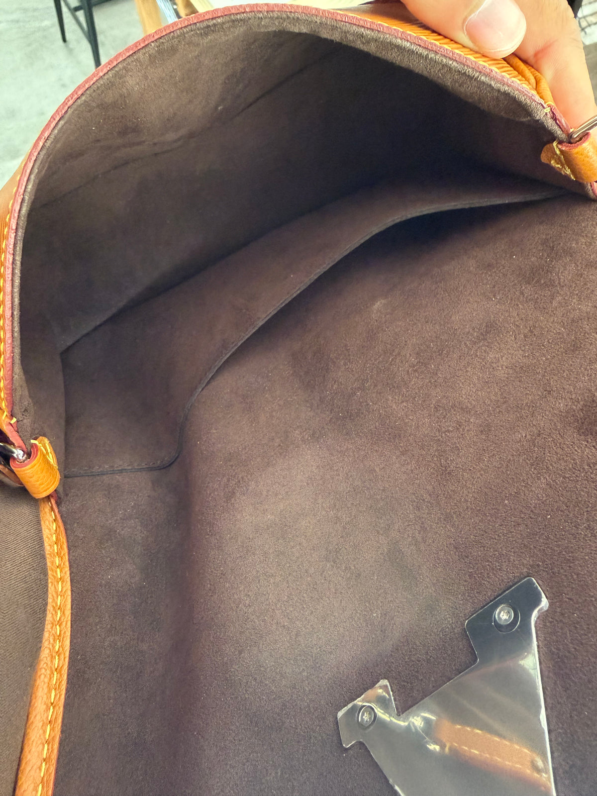 Louis Vuitton Buci – Borsa a tracolla in pelle Epi cognac