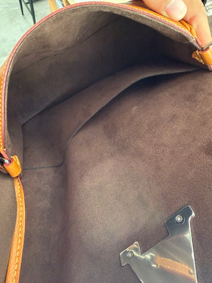 Louis Vuitton Buci – Borsa a tracolla in pelle Epi cognac