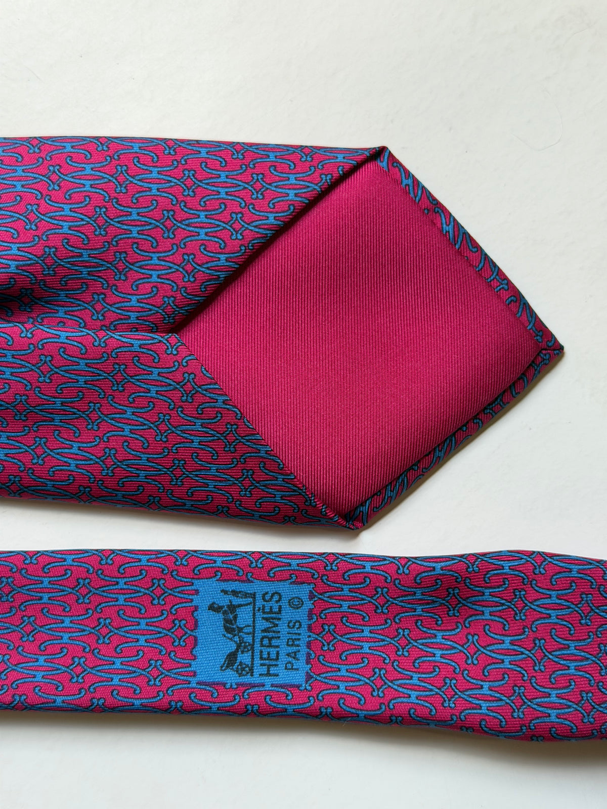 Hermès – Cravatta in seta fucsia e azzurra con motivo H