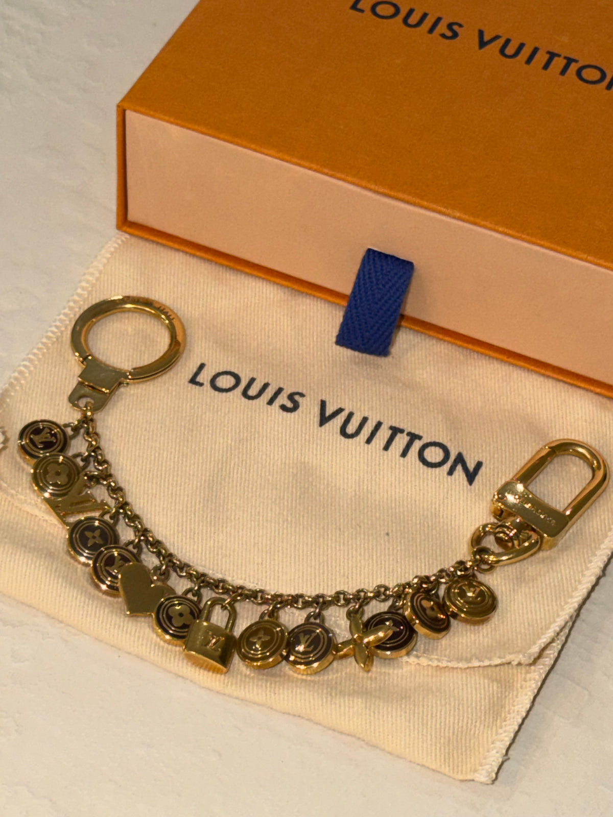 Louis Vuitton – Charm da borsa e portachiavi con pendenti dorati