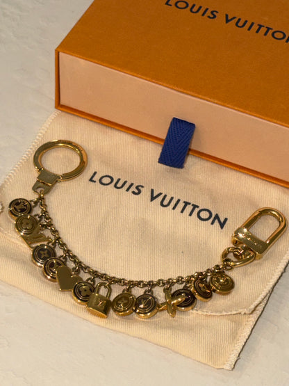 Louis Vuitton – Charm da borsa e portachiavi con pendenti dorati