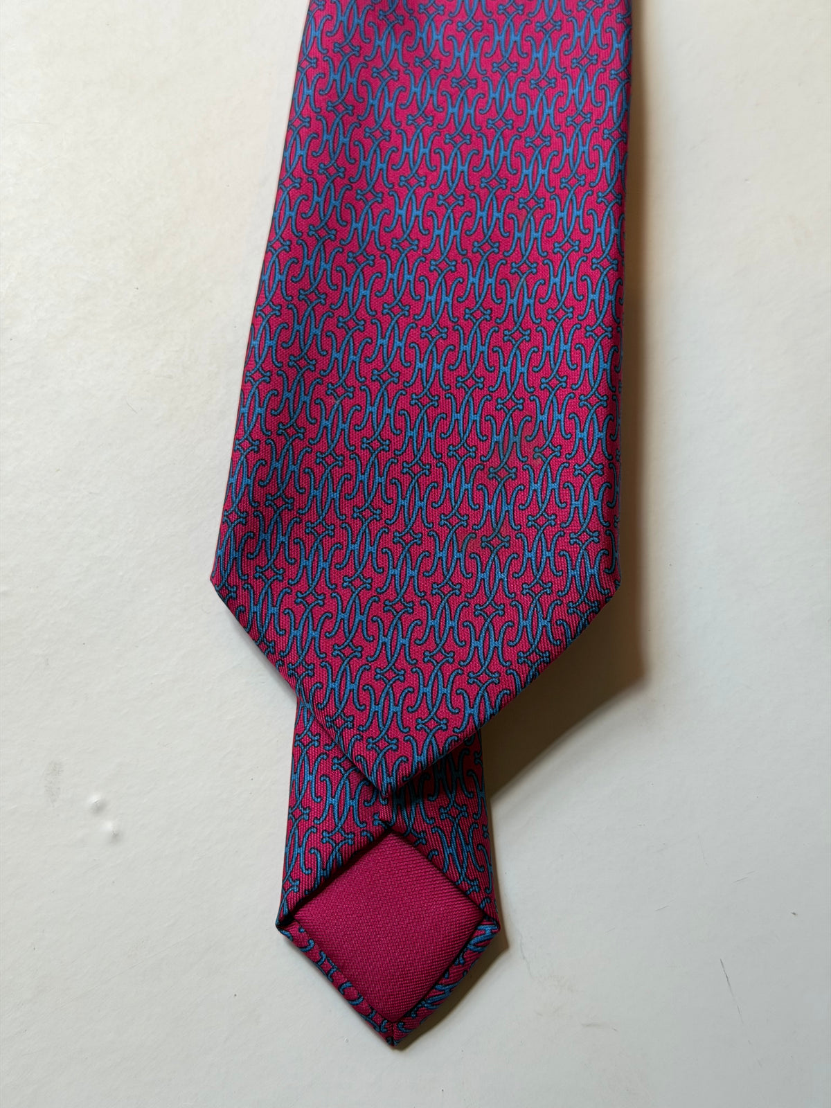 Hermès – Cravatta in seta fucsia e azzurra con motivo H