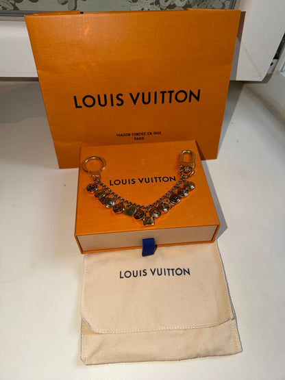 Louis Vuitton – Charm da borsa e portachiavi con pendenti dorati