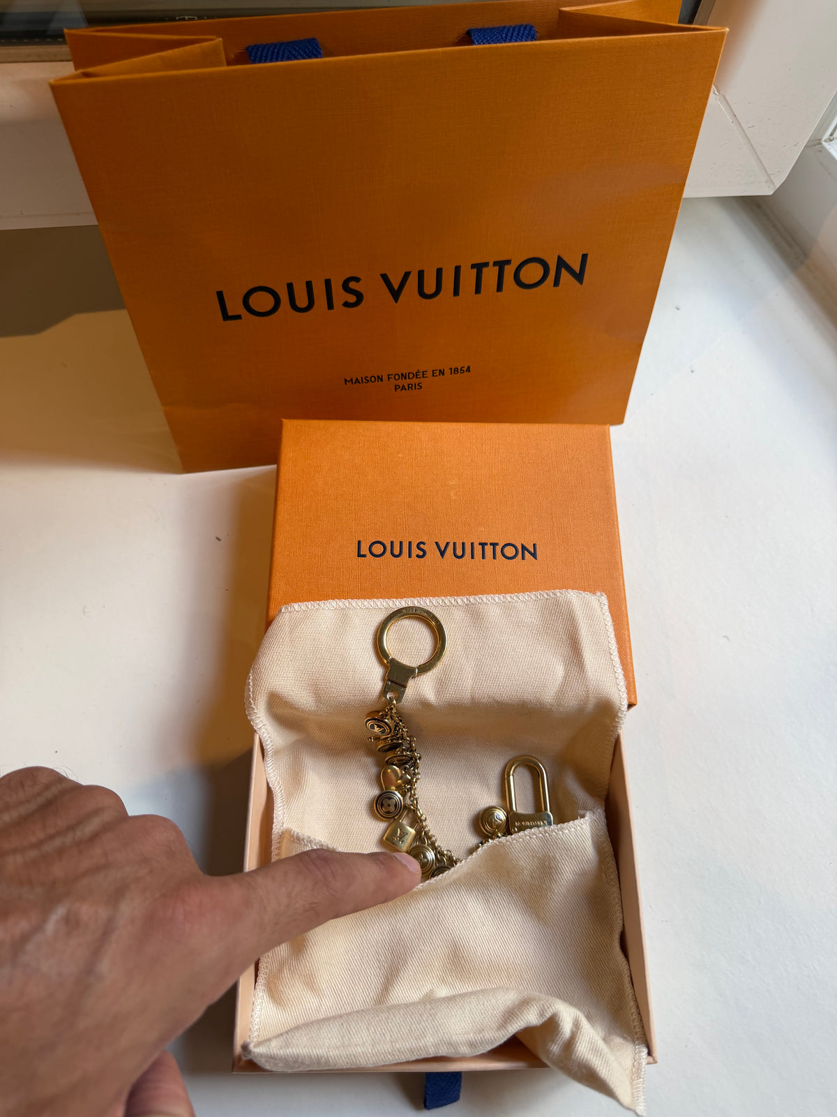 Louis Vuitton – Charm da borsa e portachiavi con pendenti dorati