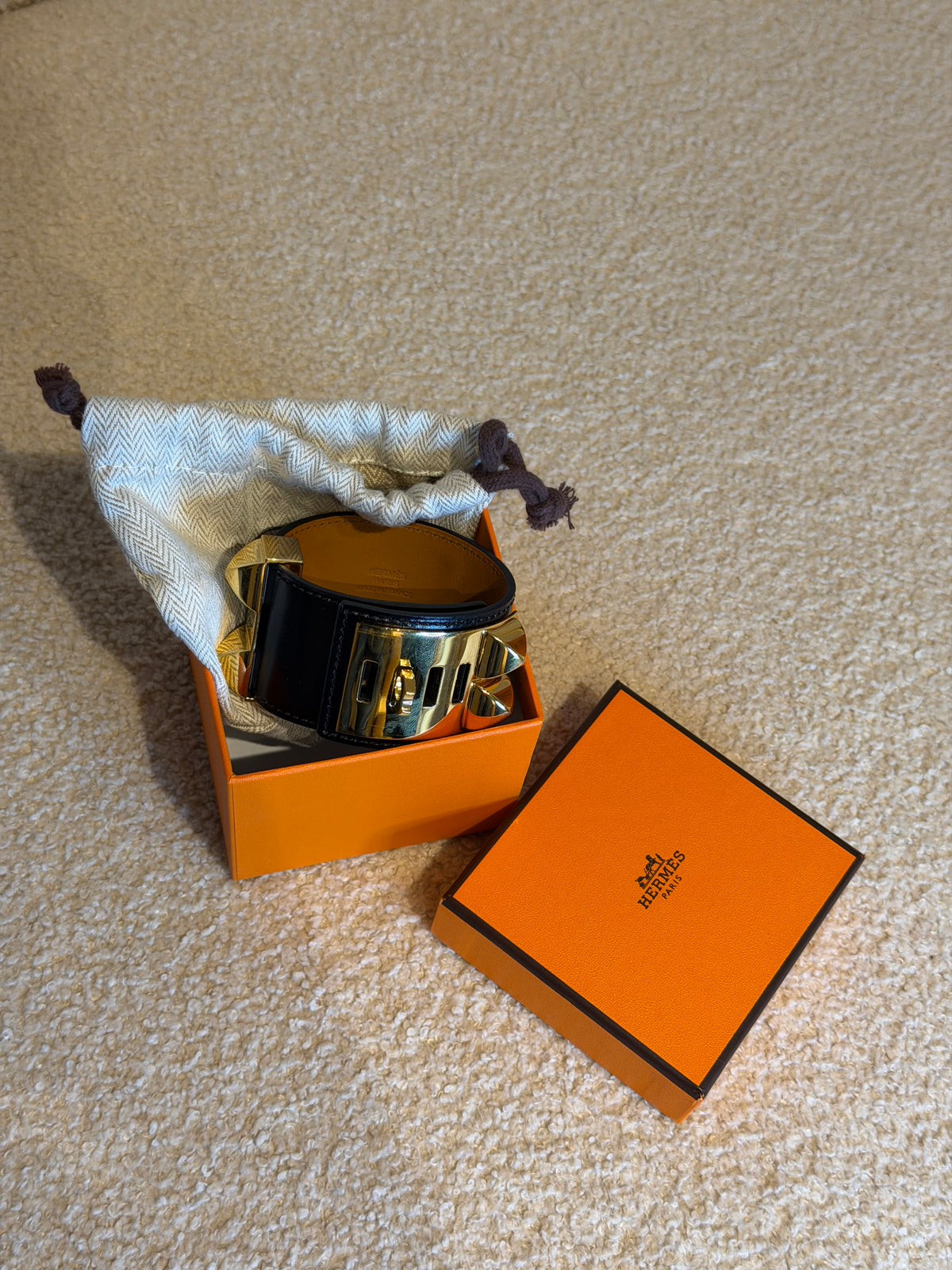 Hermès Collier de Chien – Bracciale in pelle nera con dettagli dorati