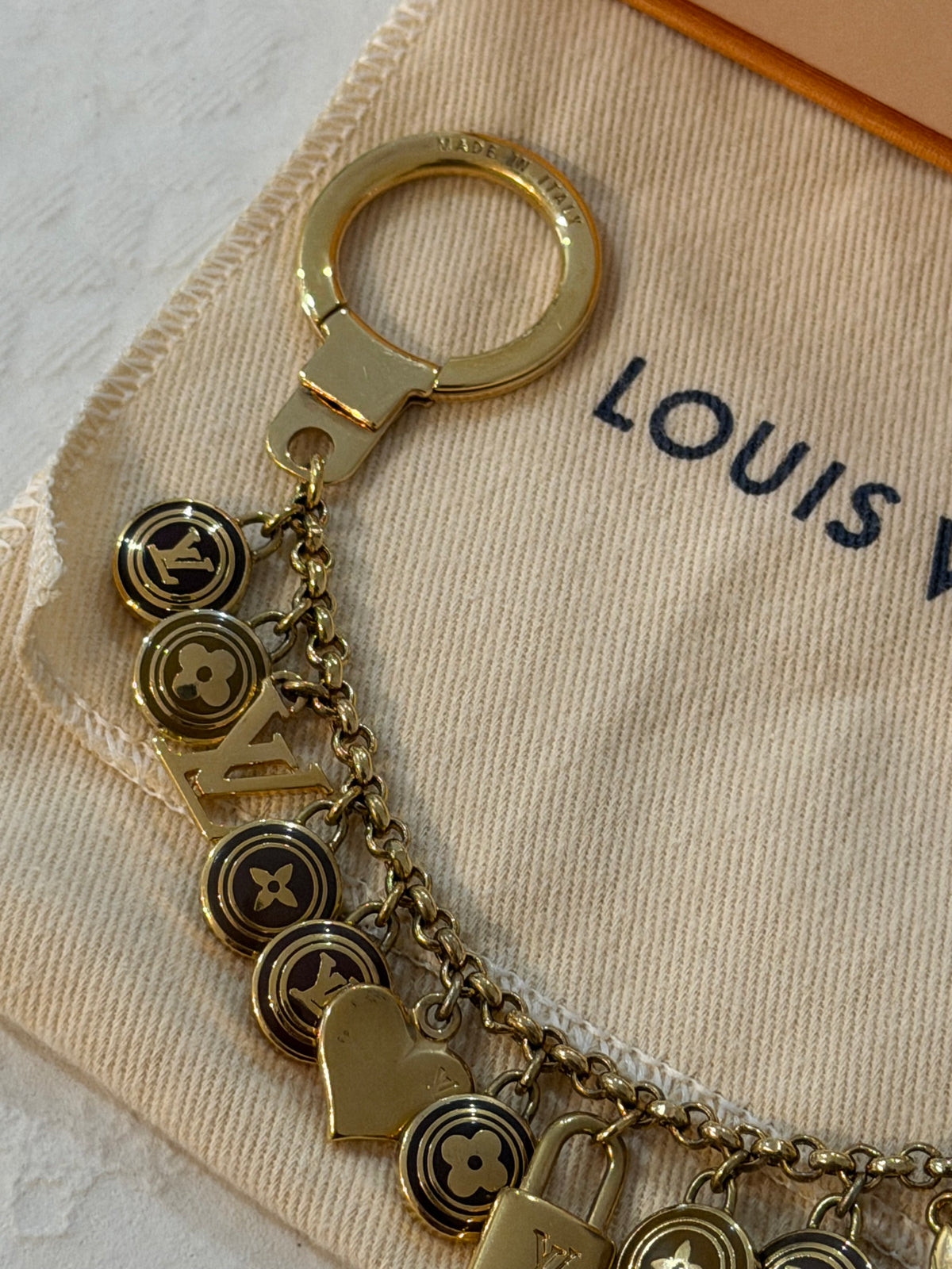Louis Vuitton – Charm da borsa e portachiavi con pendenti dorati