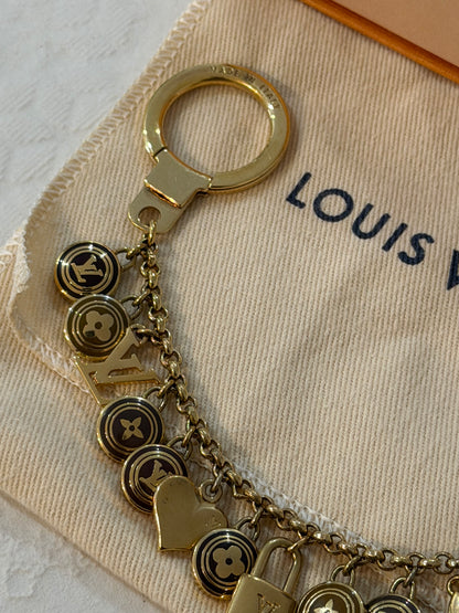 Louis Vuitton – Charm da borsa e portachiavi con pendenti dorati