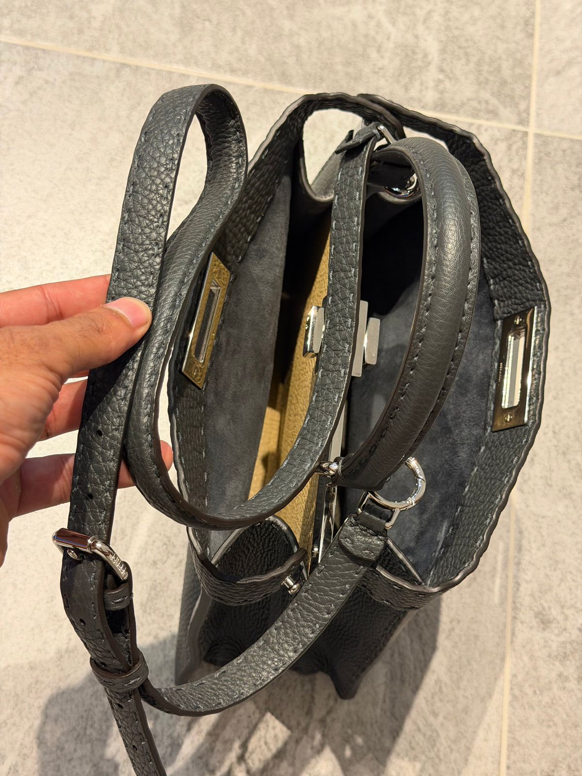 Fendi Peekaboo Medium Selleria – Borsa in pelle grigio scuro