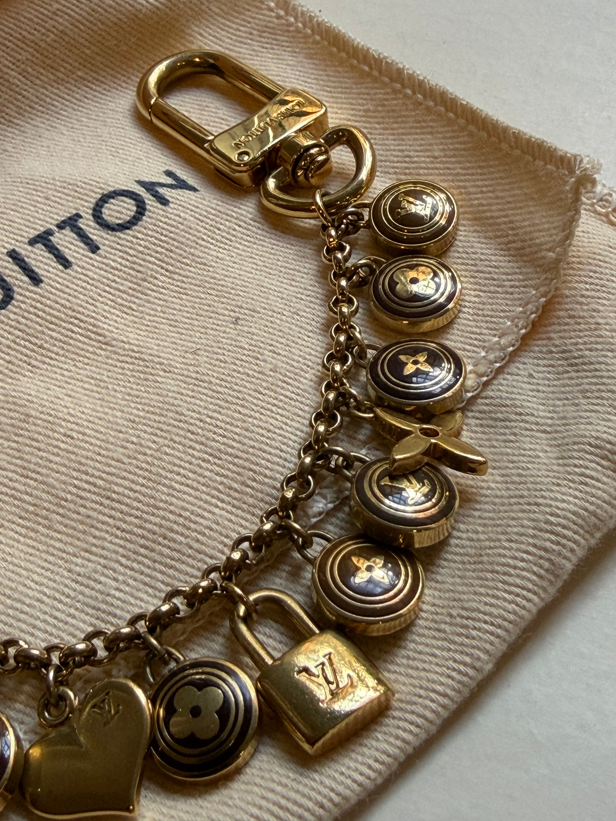 Louis Vuitton – Charm da borsa e portachiavi con pendenti dorati