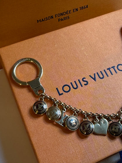 Louis Vuitton – Charm da borsa e portachiavi con pendenti dorati