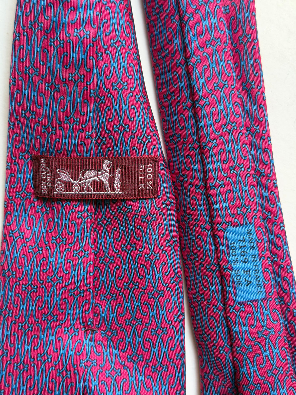 Hermès – Cravatta in seta fucsia e azzurra con motivo H