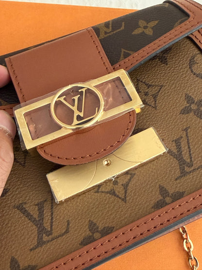 Louis Vuitton Dauphine – Portafoglio con catena Monogram