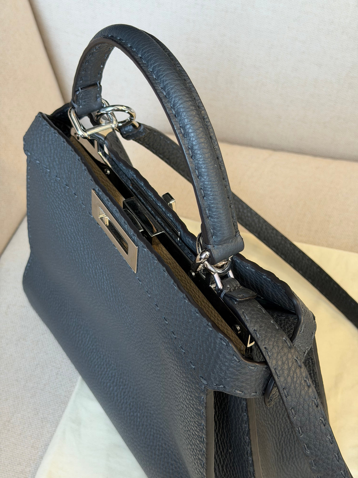 Fendi Peekaboo Medium Selleria – Borsa in pelle grigio scuro