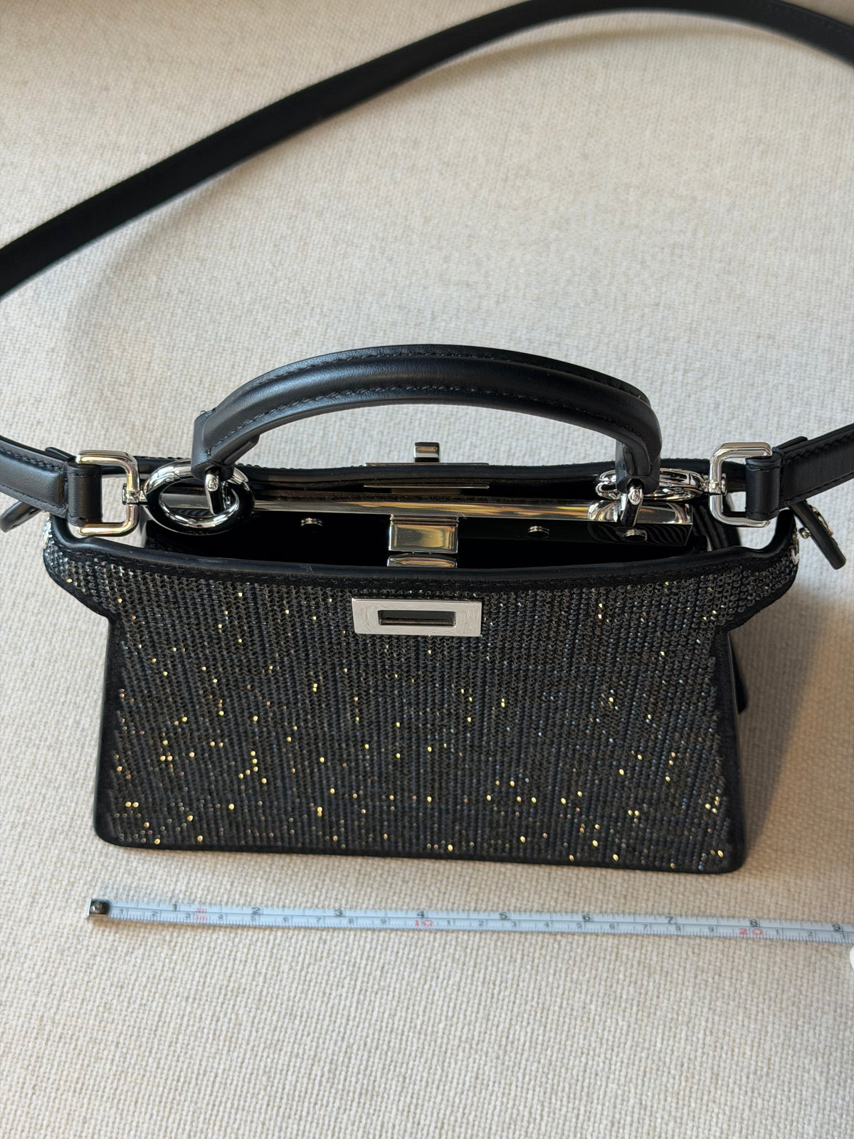 Fendi Peekaboo ISeeU Petite – Borsa nera con cristalli