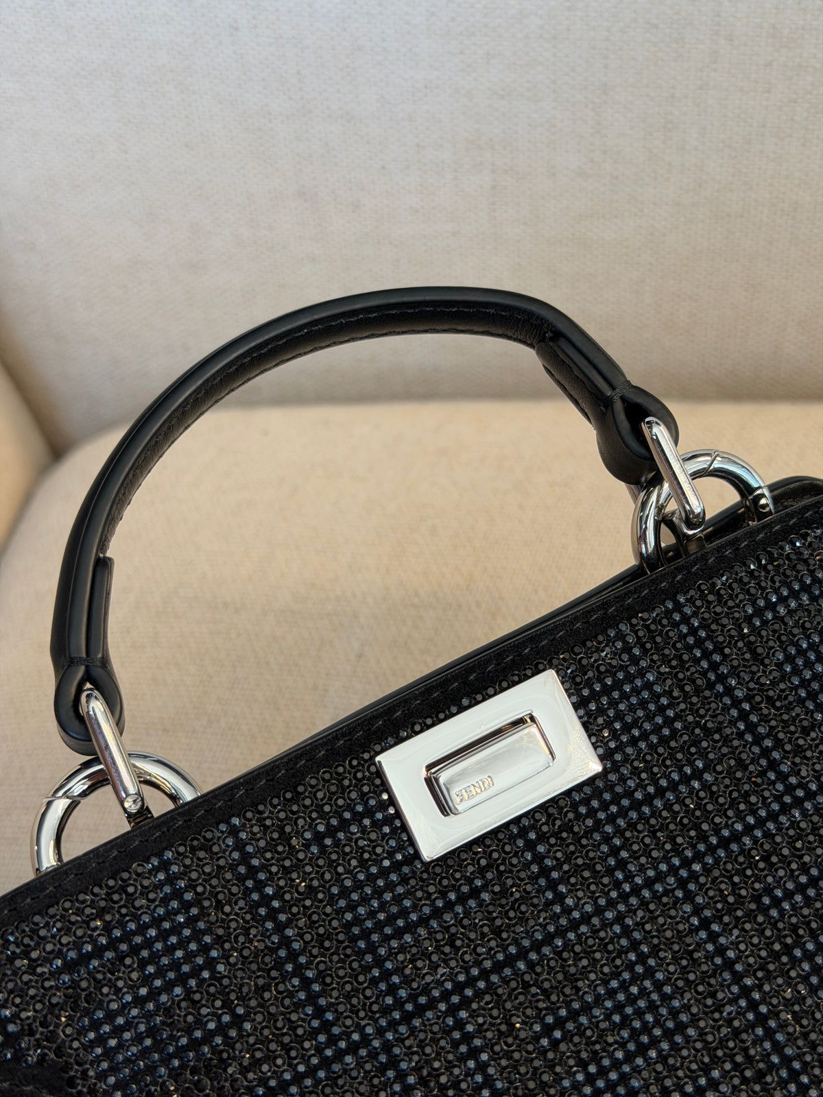 Fendi Peekaboo ISeeU Petite – Borsa nera con cristalli