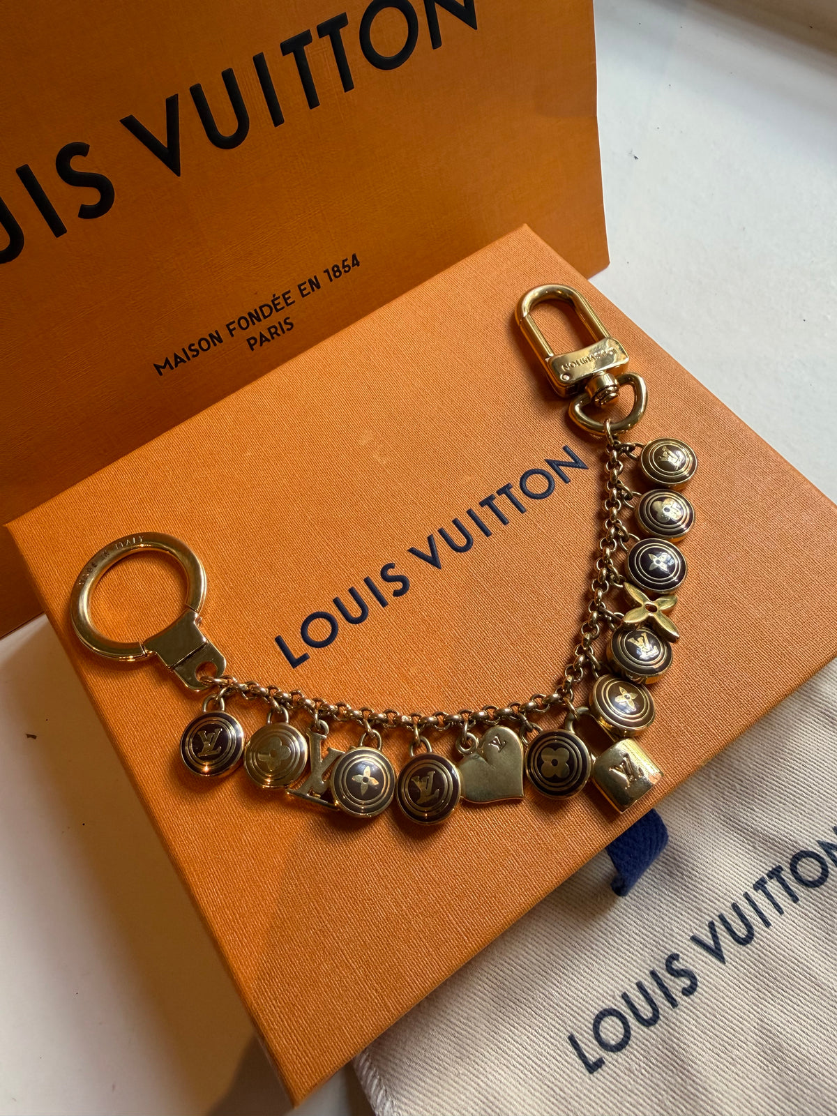 Louis Vuitton – Charm da borsa e portachiavi con pendenti dorati