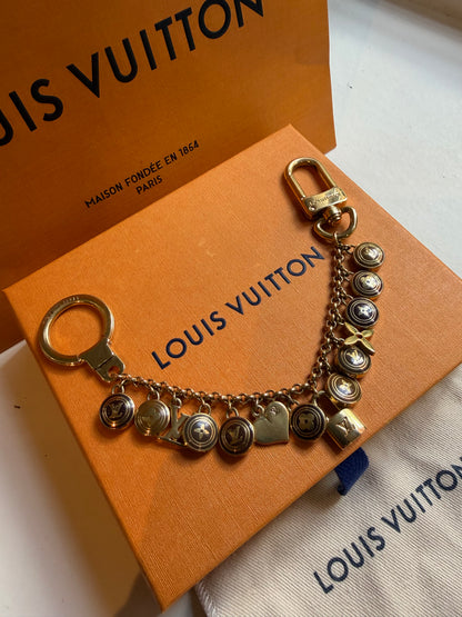 Louis Vuitton – Charm da borsa e portachiavi con pendenti dorati