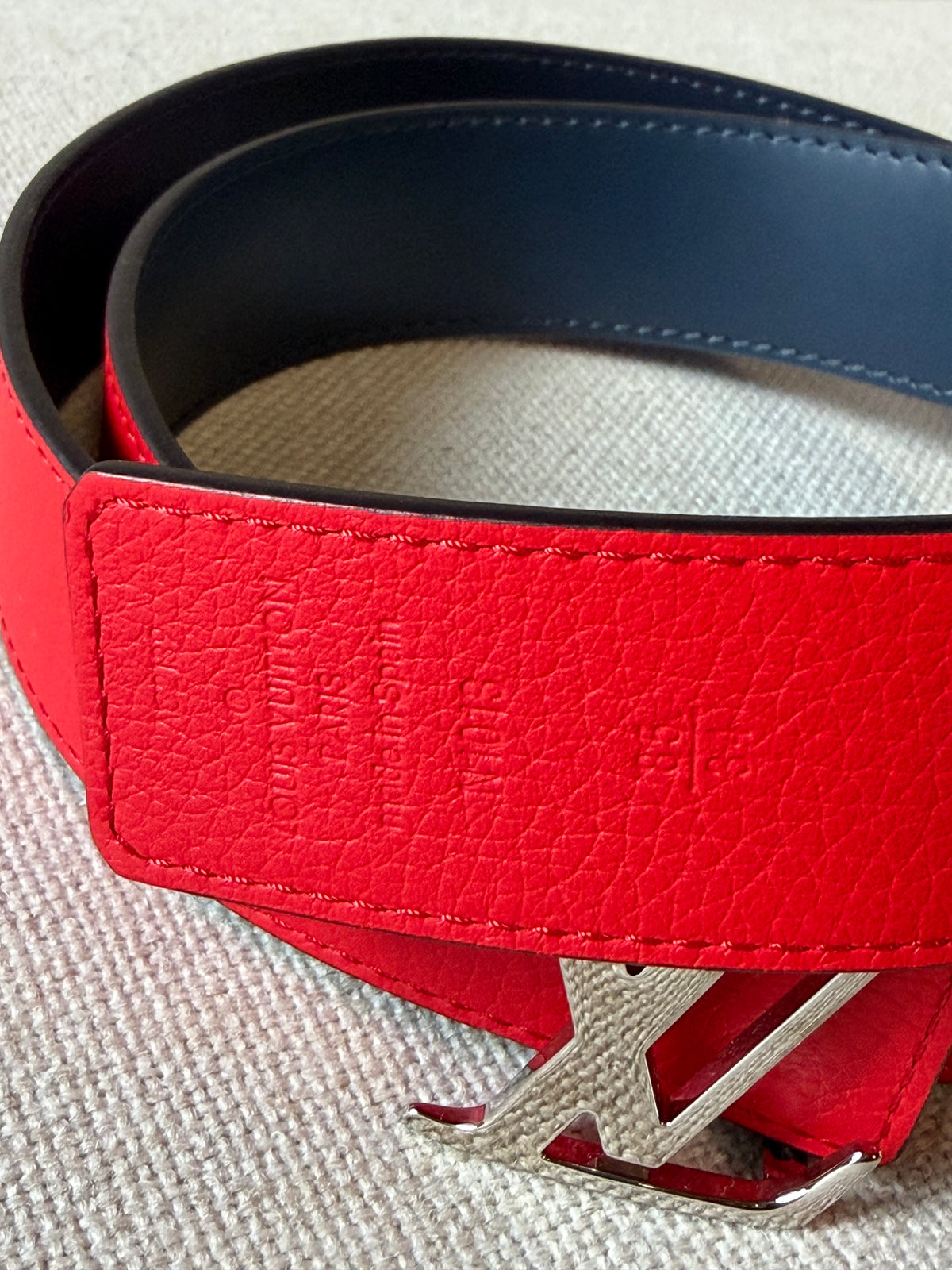 Louis Vuitton LV Initiales – Cintura reversibile rossa e blu navy