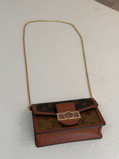 Louis Vuitton Dauphine – Portafoglio con catena Monogram