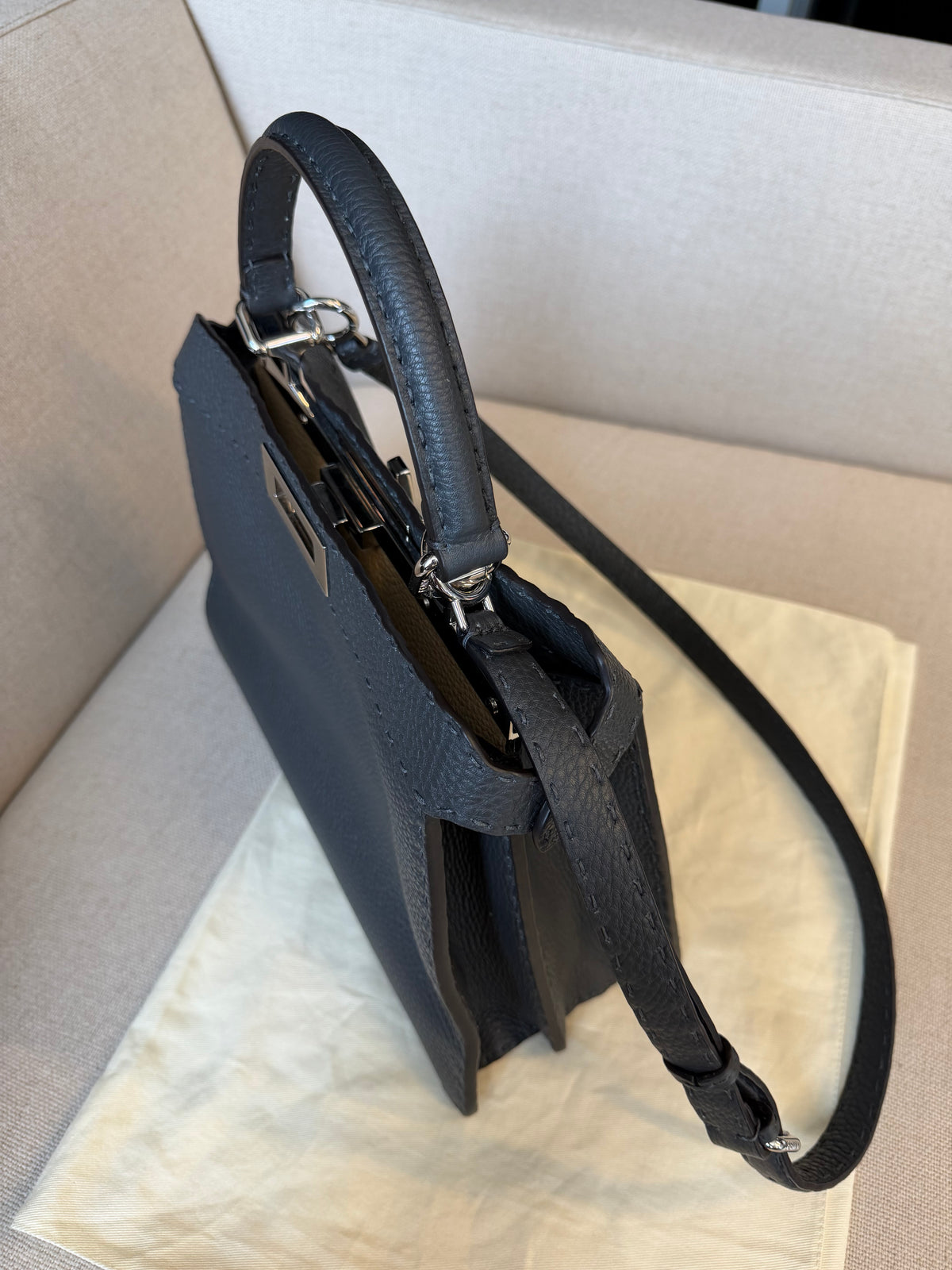 Fendi Peekaboo Medium Selleria – Borsa in pelle grigio scuro