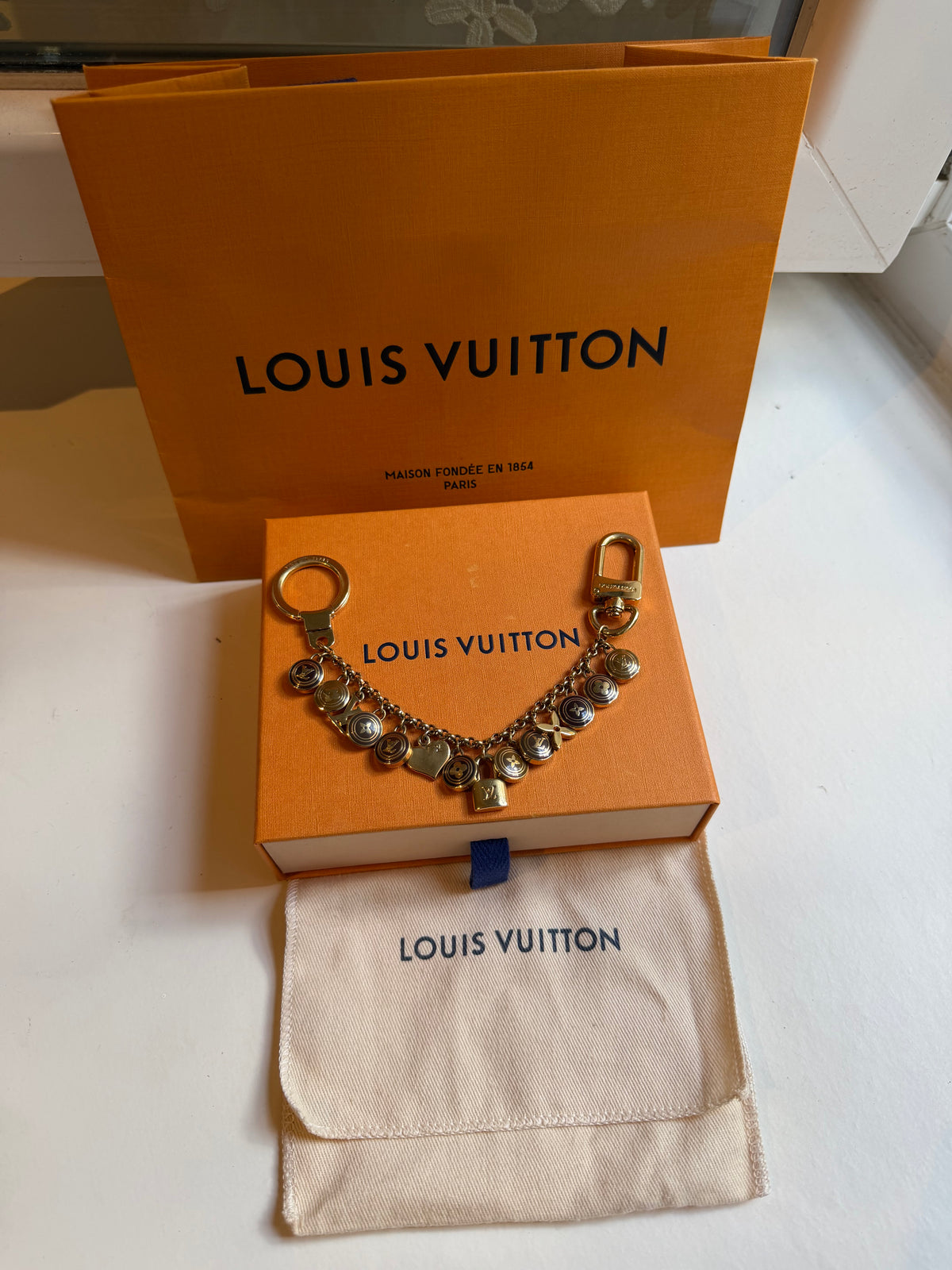 Louis Vuitton – Charm da borsa e portachiavi con pendenti dorati
