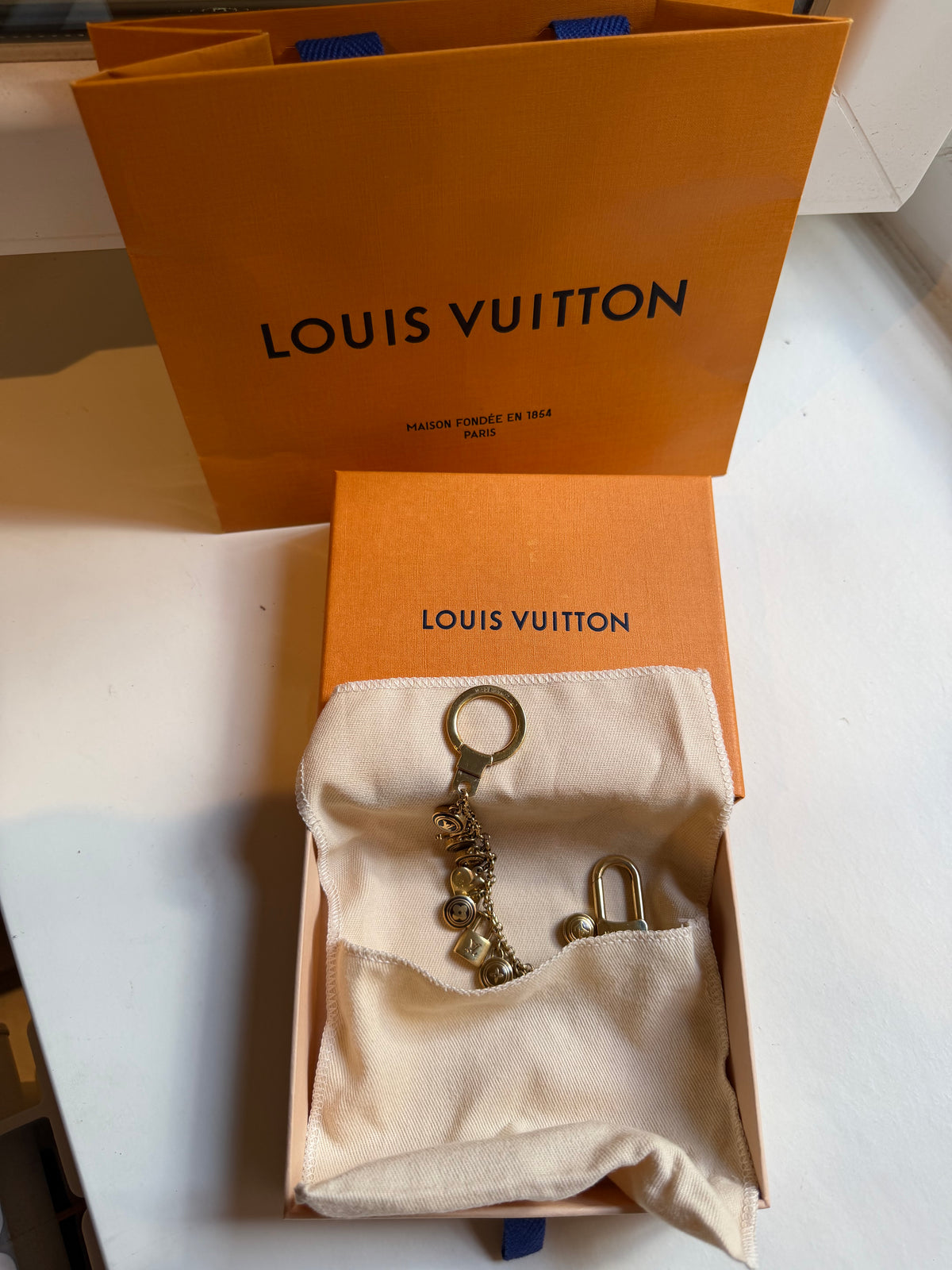 Louis Vuitton – Charm da borsa e portachiavi con pendenti dorati