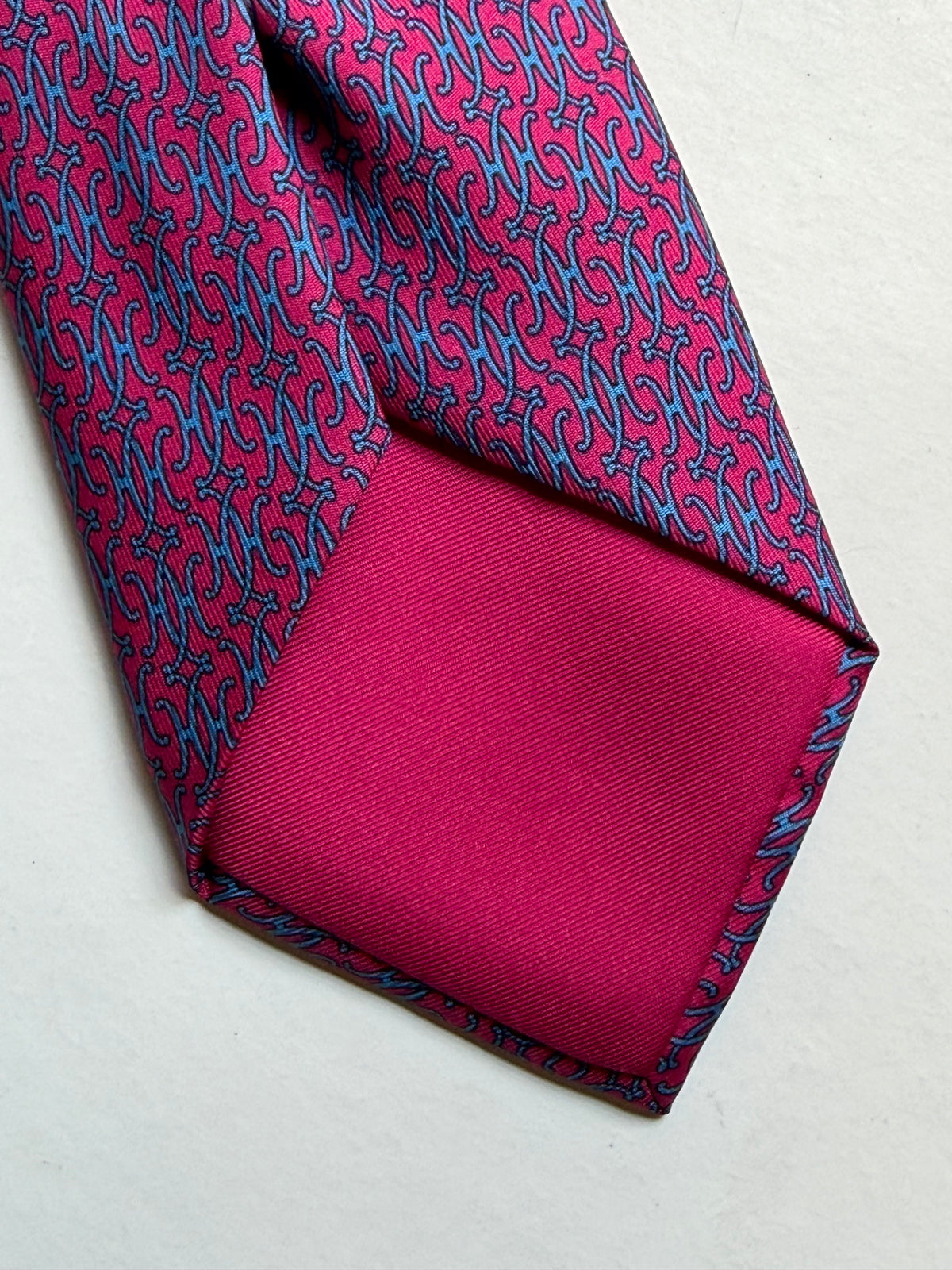 Hermès – Cravatta in seta fucsia e azzurra con motivo H