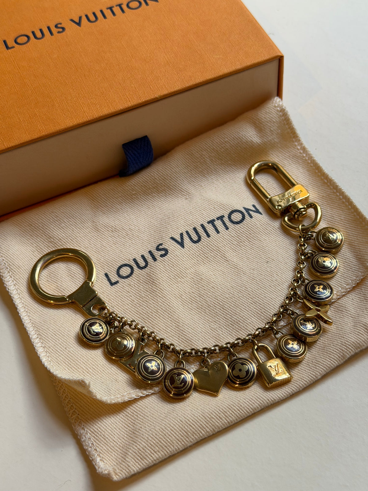 Louis Vuitton – Charm da borsa e portachiavi con pendenti dorati