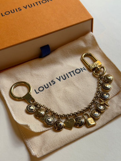 Louis Vuitton – Charm da borsa e portachiavi con pendenti dorati