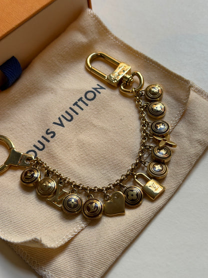 Louis Vuitton – Charm da borsa e portachiavi con pendenti dorati