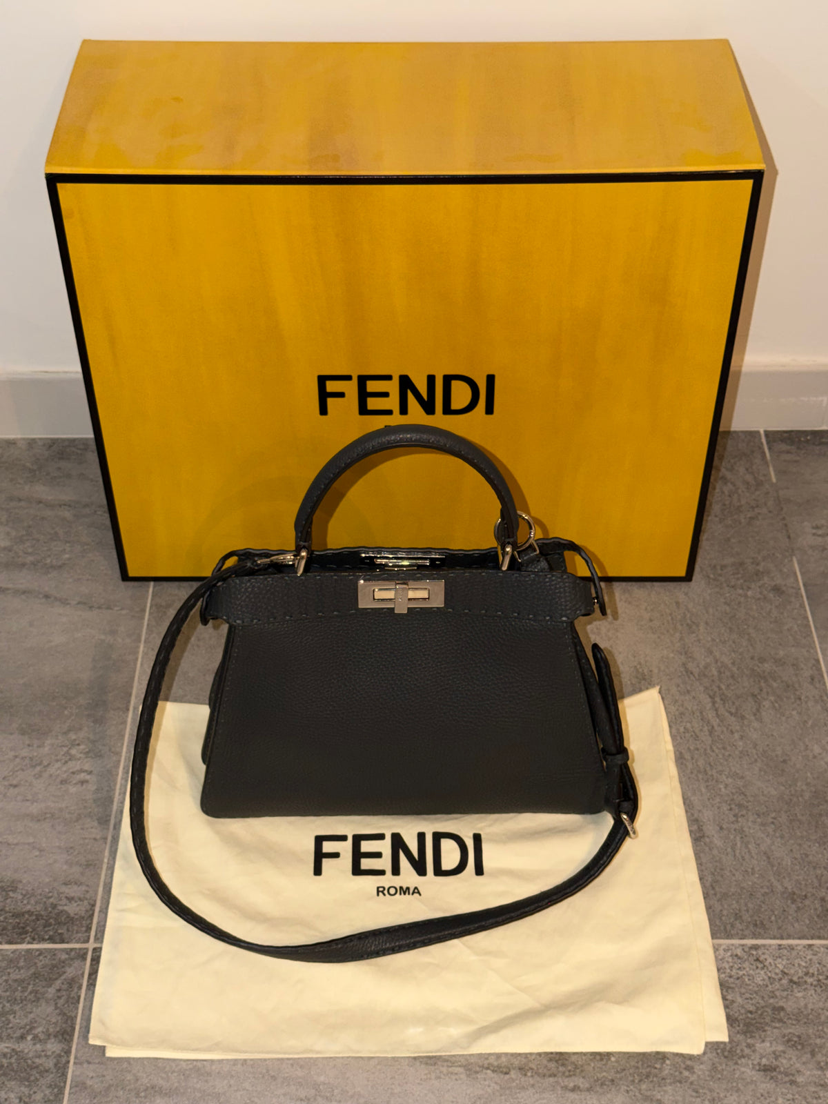 Fendi Peekaboo Medium Selleria – Borsa in pelle grigio scuro