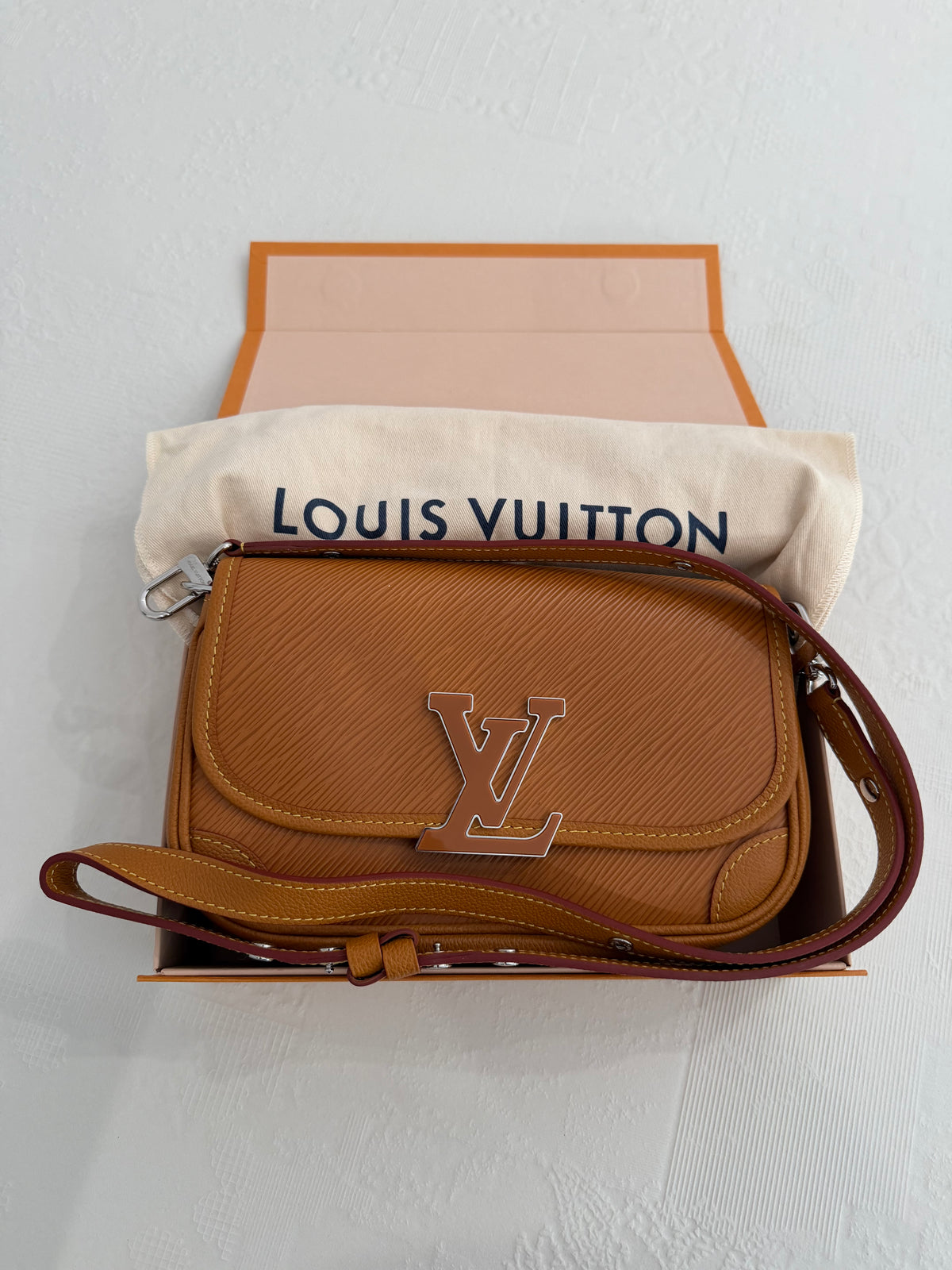 Louis Vuitton Buci – Borsa a tracolla in pelle Epi cognac